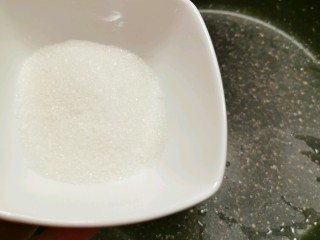 芝麻花生糖,不粘锅 放入白糖