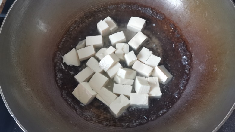 油菜豆腐,锅里水烧开加入豆腐焯一下水，捞出沥干水份