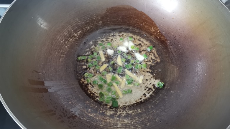 油菜豆腐,'另起锅，倒油，油热放入姜丝蒜片，葱花爆香