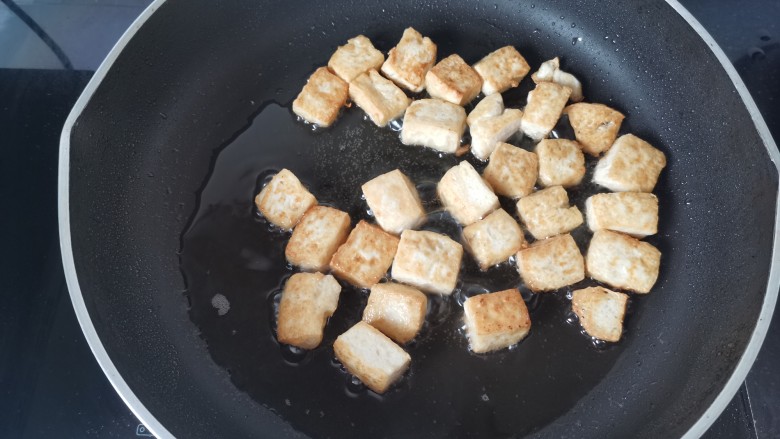 油菜豆腐,豆腐放油里煎至两面金黄捞出沥油
