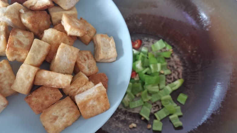 油菜豆腐,接着倒入豆腐炒匀