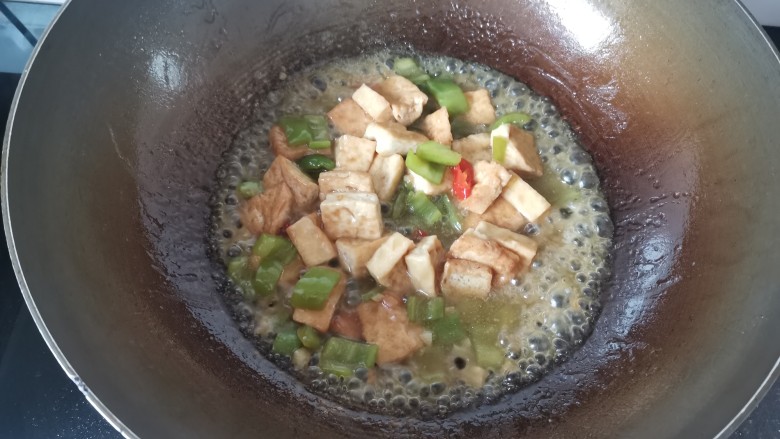 油菜豆腐,加入适量的清水大火烧1-2分钟，最后用水淀粉勾芡