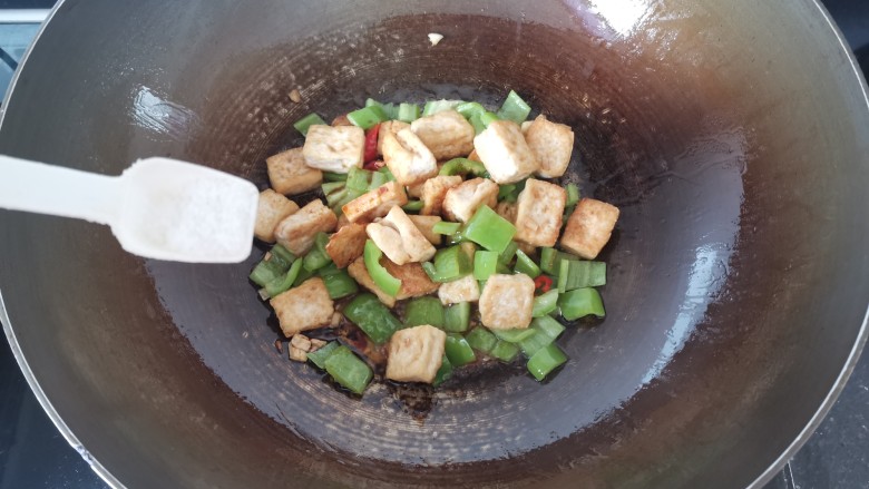 油菜豆腐,适量的盐炒匀