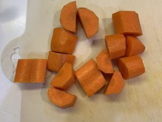 筒骨红萝卜马蹄玉米汤,红萝卜洗干净，去皮，切块