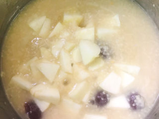 小米苹果粥,煮5分钟