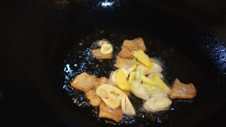 油菜炒虾仁,煸炒出油，肉片要炒焦黄在放葱姜蒜炒香。