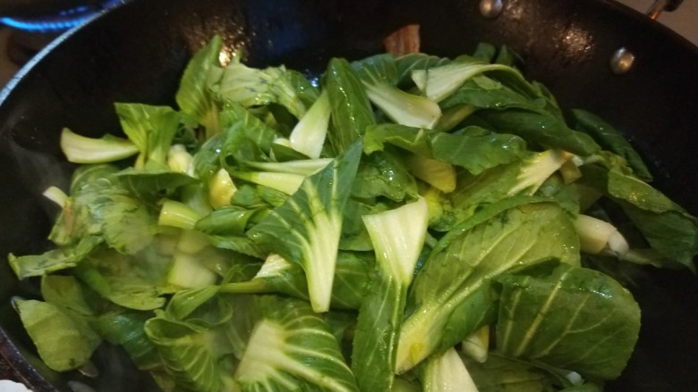 油菜炒虾仁,倒入油菜。
