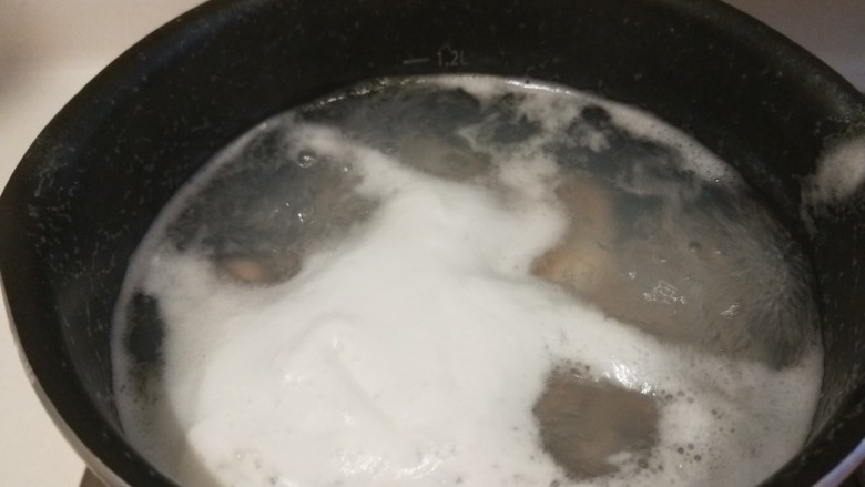 油菜炒虾仁,烧开水焯一下水捞出来。