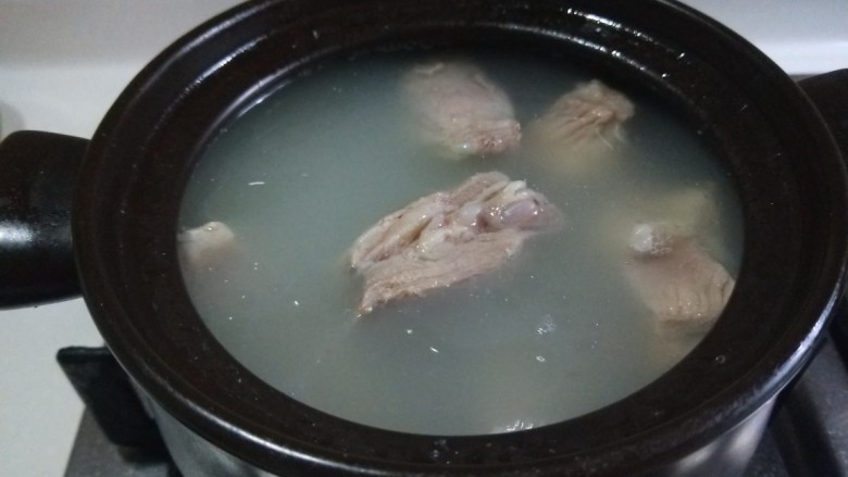 花生猪蹄汤,熬制一小时加一次水。