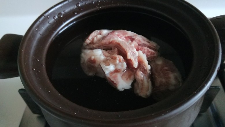 花生猪蹄汤,放入小砂锅中加入适量水烧开。