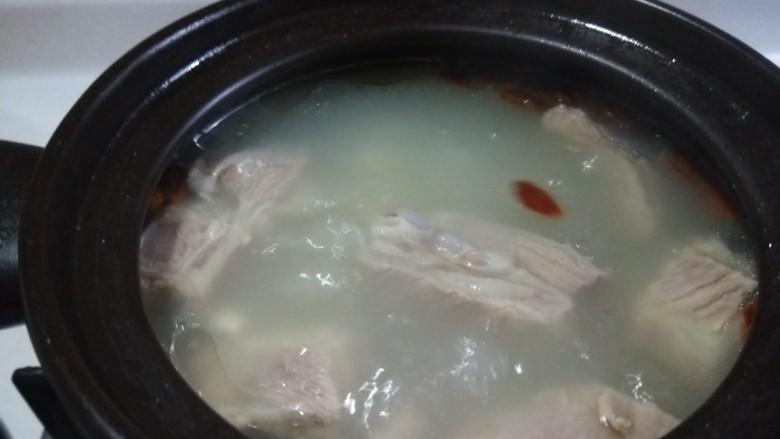 花生猪蹄汤,熬制汤汁白白的就可以了。