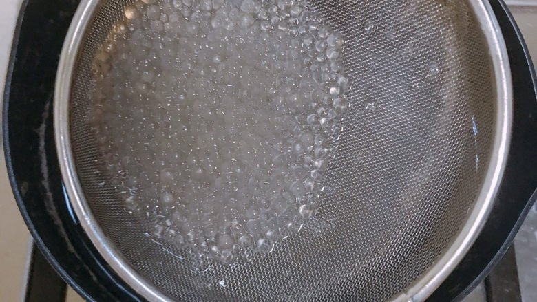 芋头西米露,在煮的过程中要时不时搅拌。水变浓稠后要倒掉一些并加入开水继续煮。直到西米变透明