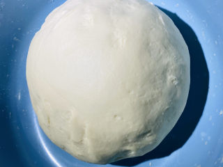 粉丝包,把牛奶跟化开的白糖酵母温水一起倒入面粉中，使劲和面十五分钟左右，使面粉光滑细腻不粘手无疙瘩状。放置一旁发酵15分钟至20分钟。