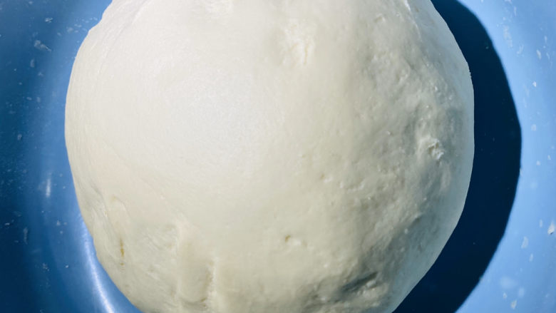 粉丝包,把牛奶跟化开的白糖酵母温水一起倒入面粉中，使劲和面十五分钟左右，使面粉光滑细腻不粘手无疙瘩状。放置一旁发酵15分钟至20分钟。