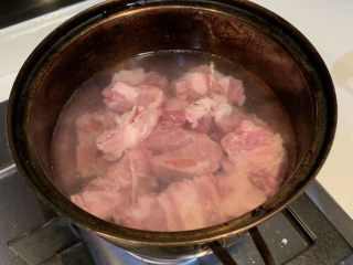 筒骨红萝卜马蹄玉米汤,冷水下锅，放入筒骨，焯一下血水