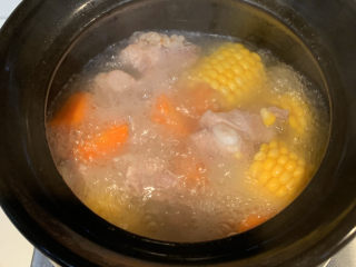 筒骨红萝卜马蹄玉米汤,出锅前放入盐调味，即可食用