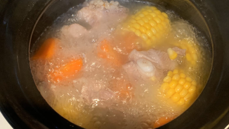 筒骨红萝卜马蹄玉米汤,出锅前放入盐调味，即可食用