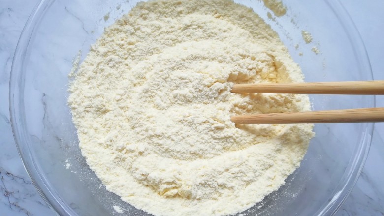 玉米渣煎饼,加少许盐，用筷子将两种面粉和盐搅拌均匀。