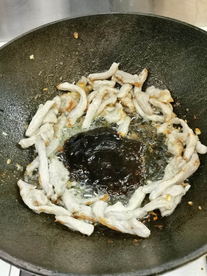 京酱肉丝,因为我做的量少，所以懒一点，把肉丝推锅边上，直接把甜面酱放中间，翻炒至闻到酱香味，把肉丝裹酱。