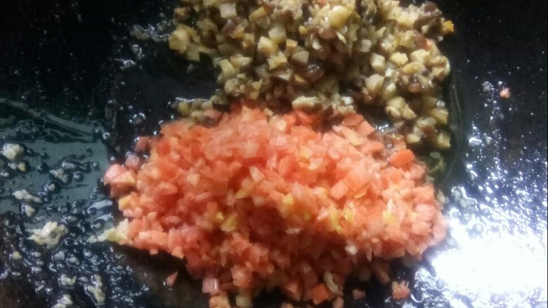 香菇萝卜丸子,油锅放入胡萝卜和香菇粒大火翻炒后，加入滑油的肉馅拌匀。