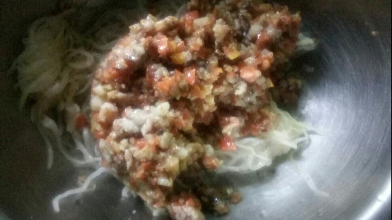 香菇萝卜丸子,白萝卜丝与炒好的食材拌匀。