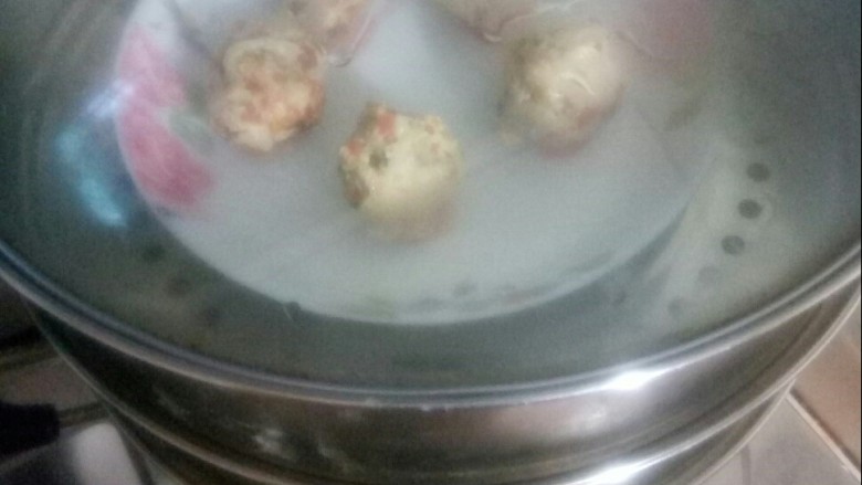 香菇萝卜丸子,水开后，上锅蒸十五分钟。
