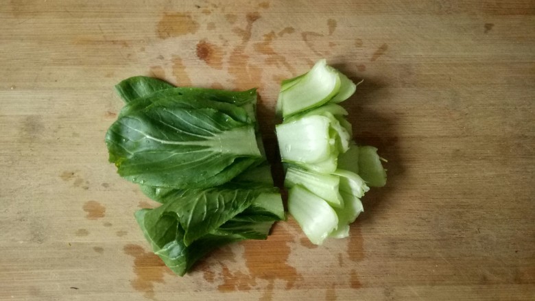 油菜豆腐,大个的菜叶用刀切两段