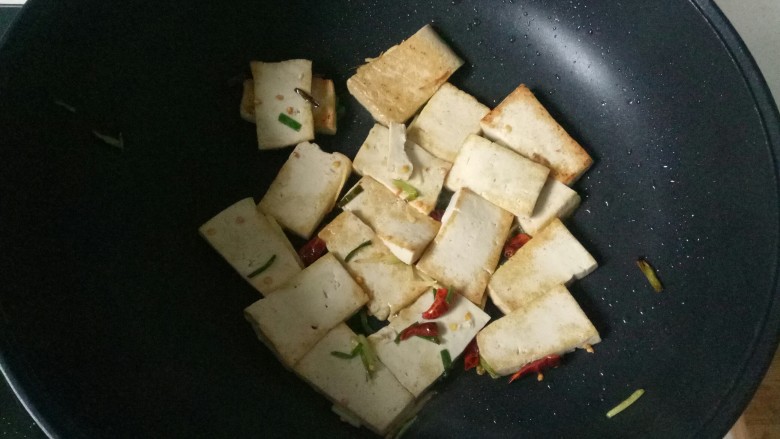 油菜豆腐,煎至两面金黄