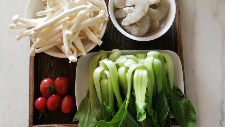 油菜炒虾仁,食材已经准备好