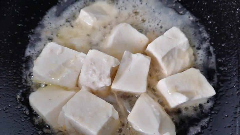 油菜豆腐,锅内放油烧热先将豆腐煎一下然后盛出备用，这里应该选用老豆腐煎的效果会更好