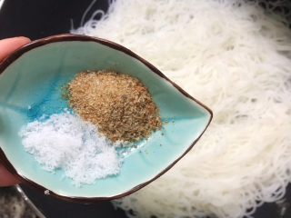 家常炒米粉,米粉翻炒3分钟后下点盐和胡椒粉（胡椒粉也可以换成辣椒或辣椒酱）翻炒
