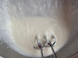 芒果慕斯蛋糕,淡奶油中加入糖粉，打发至半流动状态。
