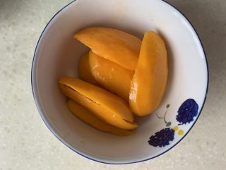 芒果慕斯蛋糕,将3个芒果去皮去核，取果肉大约230g，芒果可以多点，因为下一步会有很多芒果泥在破壁机壁上，有部分损耗。