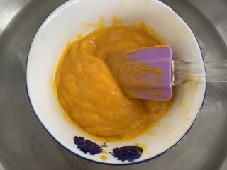 芒果慕斯蛋糕,使用破壁机将芒果肉打成芒果泥