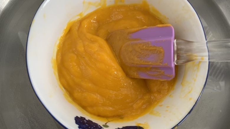 芒果慕斯蛋糕,使用破壁机将芒果肉打成芒果泥