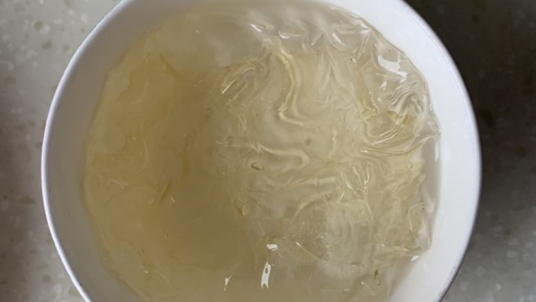 芒果慕斯蛋糕,吉利丁片提前泡适量凉白开（夏天用冰水）软化