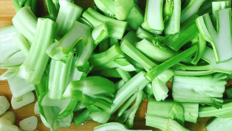 蚝油白菜苔,菜梗部分从中间切开一分为二