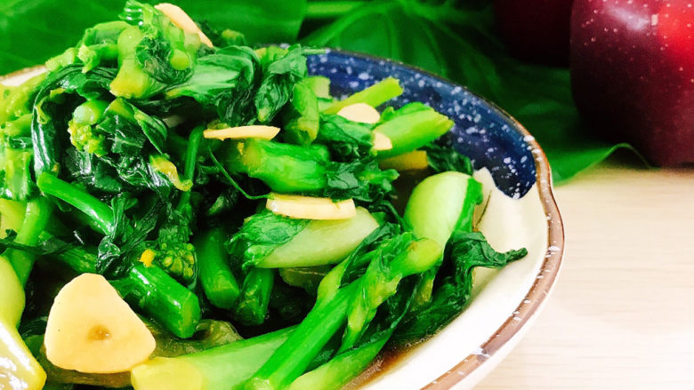 蚝油白菜苔,装盘即可食用。
