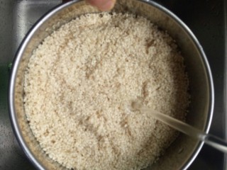 芝麻花生糖,芝麻放入筛子中用清水冲洗干净，沥干水份