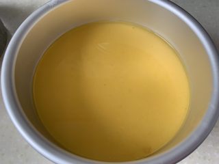 芒果慕斯蛋糕,我用的吉利丁片5g、鲜橙汁15g、水85g，隔水融化，晾凉后淋面，放冰箱冷藏0.5～1小时。