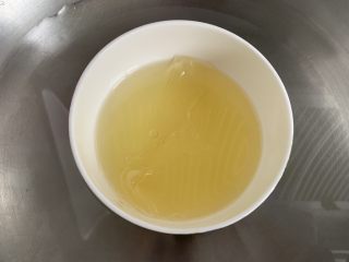 芒果慕斯蛋糕,制作镜面的三种方法：
1.吉利丁片5g、橙汁100g，隔水融化，凉后淋面。
2.吉利丁片5g、糖粉15g、水100g，融化，凉后淋面。
3.Q Q糖50g、水50g，隔水融化，凉后淋面。