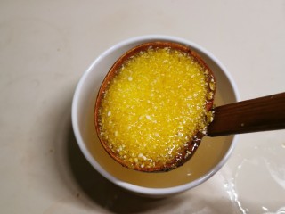 玉米渣粥,玉米渣和小米用清水清洗干净 用温水浸泡半个小时