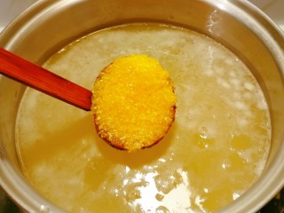 玉米渣粥,放入浸泡的小米和玉米渣