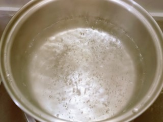 玉米渣粥,汤锅加入清水 水烧开