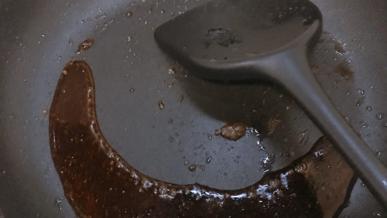 金针菇牛肉卷,把调好的酵素放到锅里煮开。