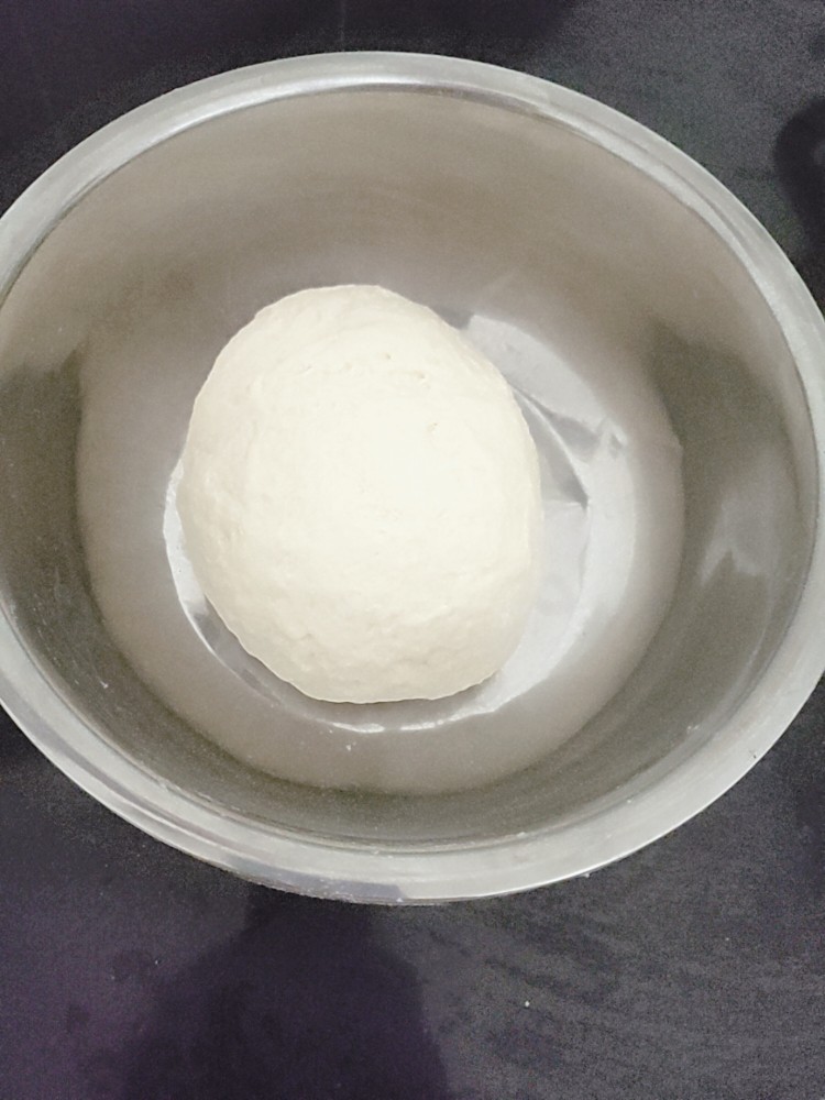 鸡蛋灌饼,面粉加水合成面团 ，然后把面团盖上盖子。醒十几分钟。