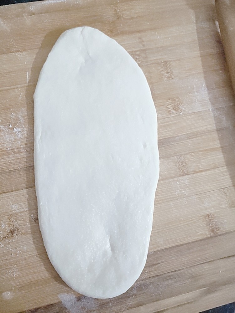 鸡蛋灌饼,在长条上面涂抹盐(准备一个碗放入油＋盐+面粉适量)