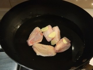 小米炖海参,晚上熬鸡汤，我用的五个鸡翅，冷水下锅，加入姜片。