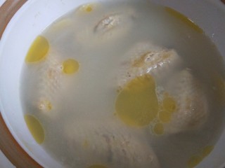 小米炖海参,鸡汤熬好了准备海参。