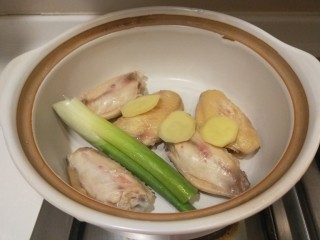 小米炖海参,加入葱姜，在加入纯净水。